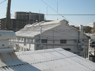 屋根に遮熱塗料を塗る